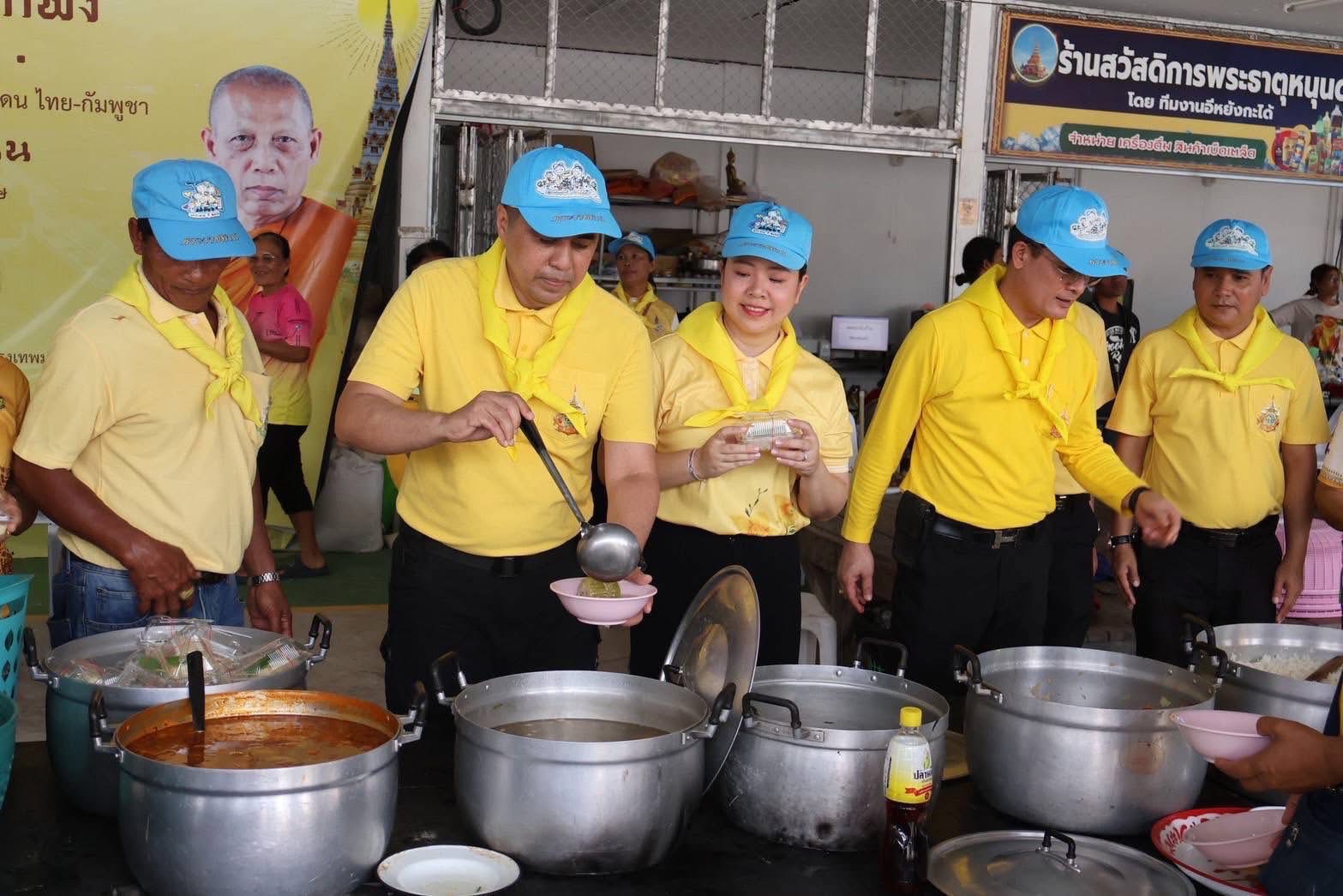 ผู้ว่าฯ ศรีสะเกษ พร้อมนายกเหล่ากาชาด ลงพื้นที่ตรวจเยี่ยมและให้กำลังใจประชาชนภายในศูนย์พักพิง 