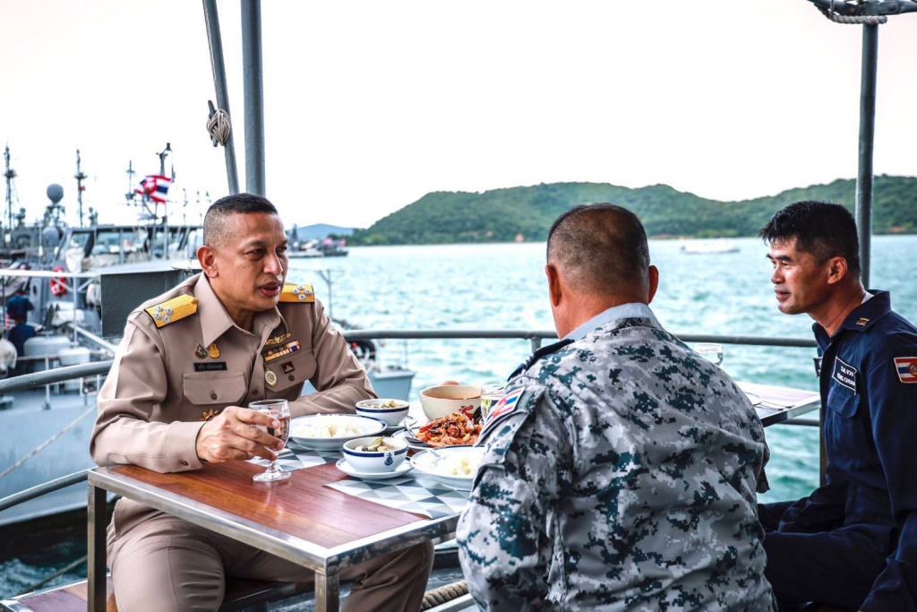 ผบ.กร. ร่วมรับประทานอาหารกับพลประจำเรือ ร.ล.จวง พร้อมรับฟังปัญหา