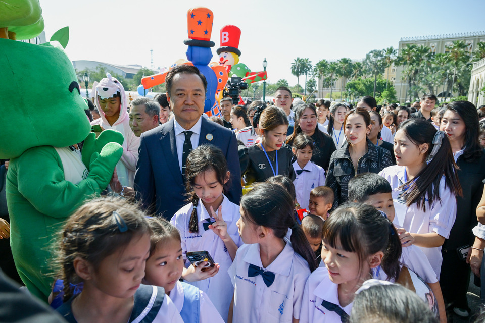 คึกคัก! วันเด็กทำเนียบฯ “ลุงหนู” ร่วมถ่ายรูป เด็กเชียร์ นั่งนายกฯ อีกสมัย “อนุทิน” ขอทุกเป็นคนดีรักชาติ เคารพกม. ก่อนสวมบทวาทยกรวง AC BAND
