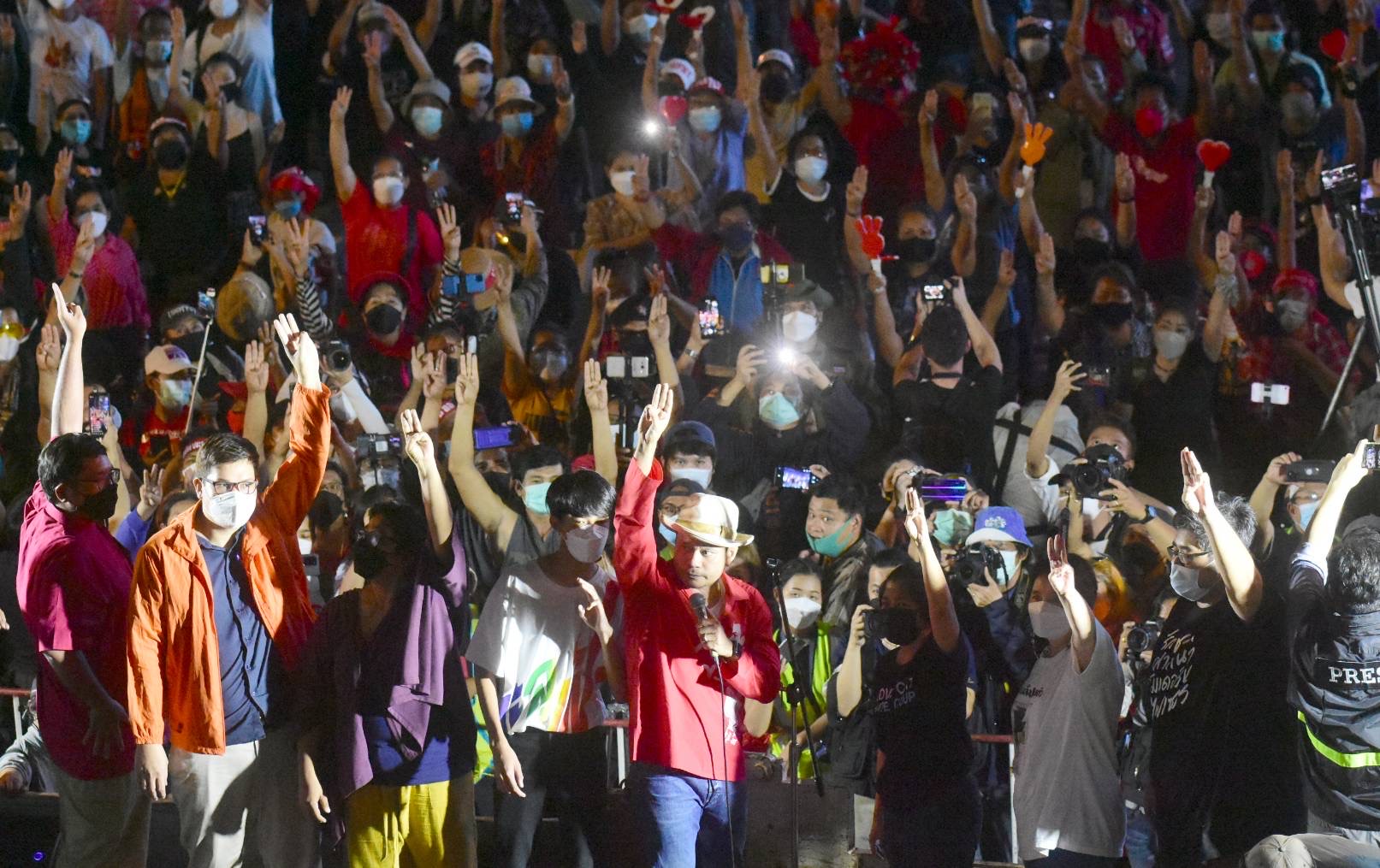 ภาพบรรยากาศ  กลุ่ม "เครือข่ายไล่ประยุทธ์" ชุมนุมปิดการจราจรบริเวณแยกอโศก 