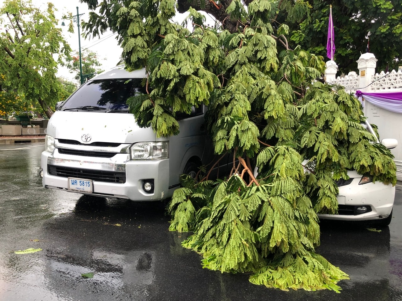 ทำเนียบฯ ฝนถล่ม กิ่งไม้ใหญ่หักทับรถตู้รับส่งนักเรียนรับทุน “บิ๊กตู่” ตำรวจประสาน กทม.เคลียร์พื้นที่
