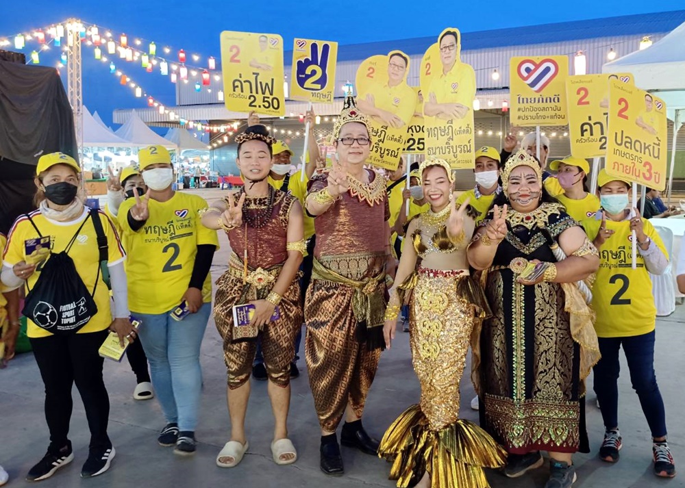 ฮือฮา!! ผู้สมัคร สส.ระยอง จัดเต็มแต่งตัวเป็นพระอภัยมณี เดินตลาดผลไม้อ้อนขอคะแนน
