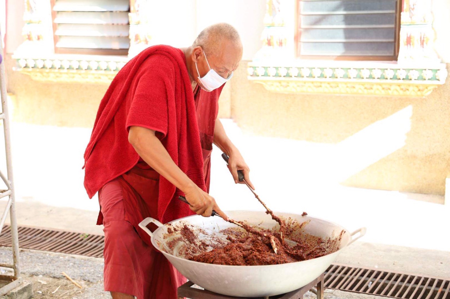 หลวงพ่อแป๊ะ วัดสว่างอารมณ์ ลงมือผัดน้ำพริกสูตรศีล 5 ผสมสมุนไพรต้านโควิด