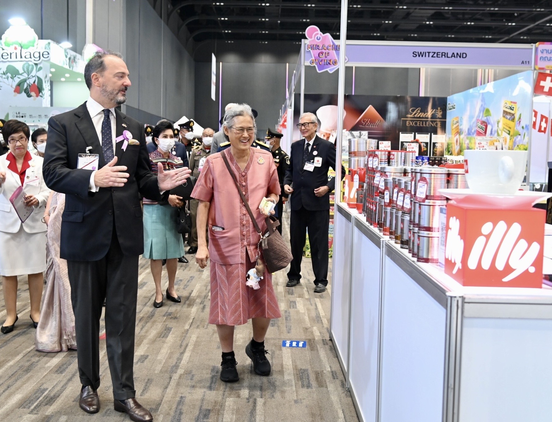 กรมสมเด็จพระเทพฯเสด็จพระราชดำเนิน ไปทรงเปิดงานและทรงเยี่ยมร้านคณะภริยาทูต ประจำปี 2568 ณ ศูนย์การการค้าสยามพารากอน