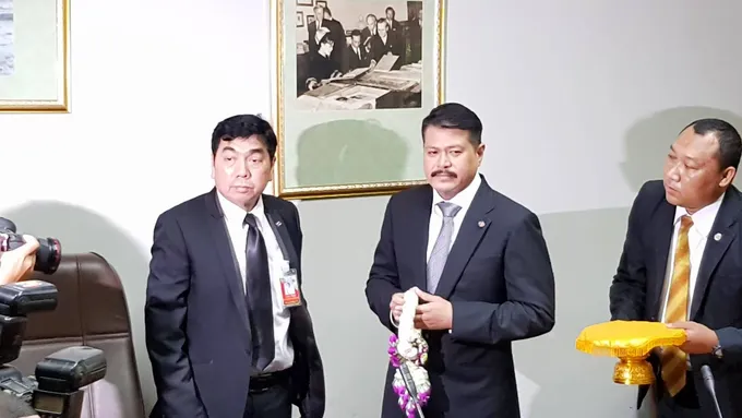 “วัน อยู่บำรุง”สำนึกผิด ถือพวงมาลัยขอโทษ “นายกฯ-คสช.”หลังอารมณ์ร้อนโพสเฟชบุ๊กติการทำงานรุนแรง