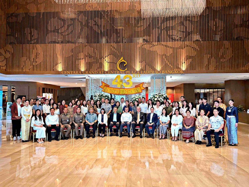 เซ็นทารา แกรนด์ ลาดพร้าว ทำบุญตักบาตร 9 รูป ฉลองครบรอบ 43 ปี เสริมสิริมงคล