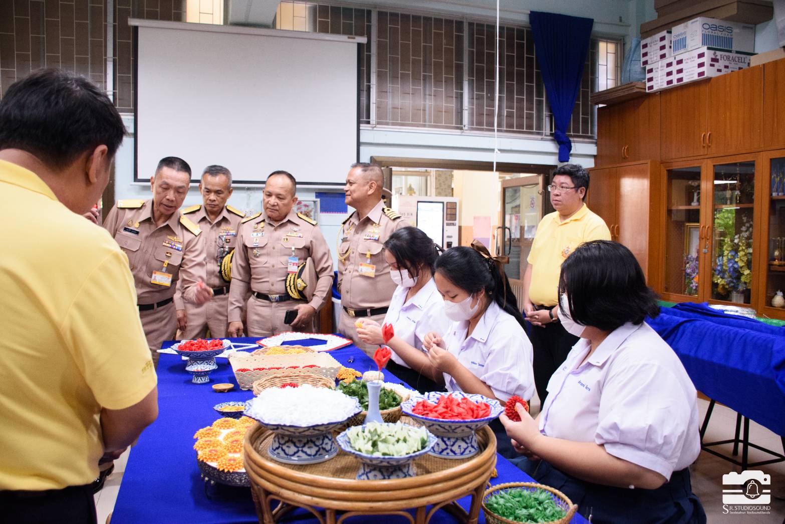 ทร. ส่งกำลังใจ รร.สตรีวัดระฆัง ทำพวงมาลัยเรือพระที่นั่ง