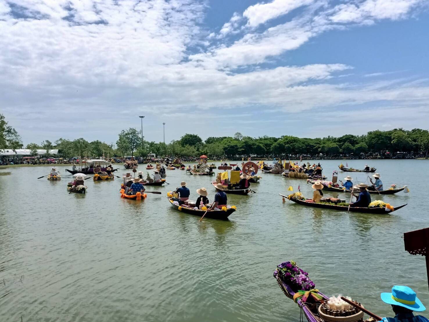 ชาวอำเภอท่าเรือร่วมพิธีถวายราชสักการะสดุดีครบรอบ 10 ปี การเสด็จเยือนทุ่งมะขามหย่อง