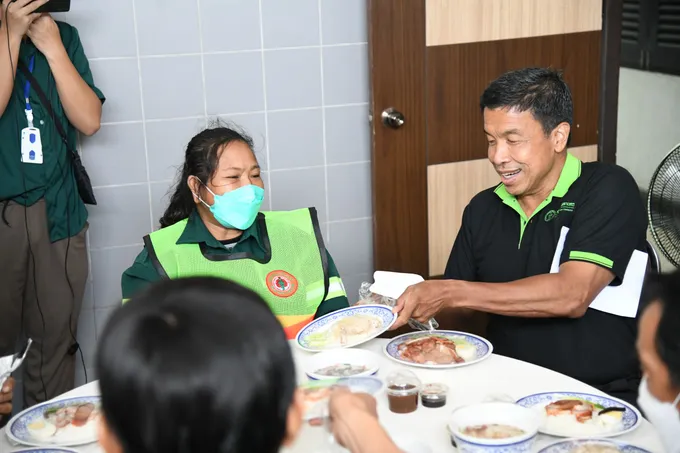 "ชัชชาติ" ร่วมวงกินมื้อเที่ยง กับพนักงานรักษาความสะอาด 