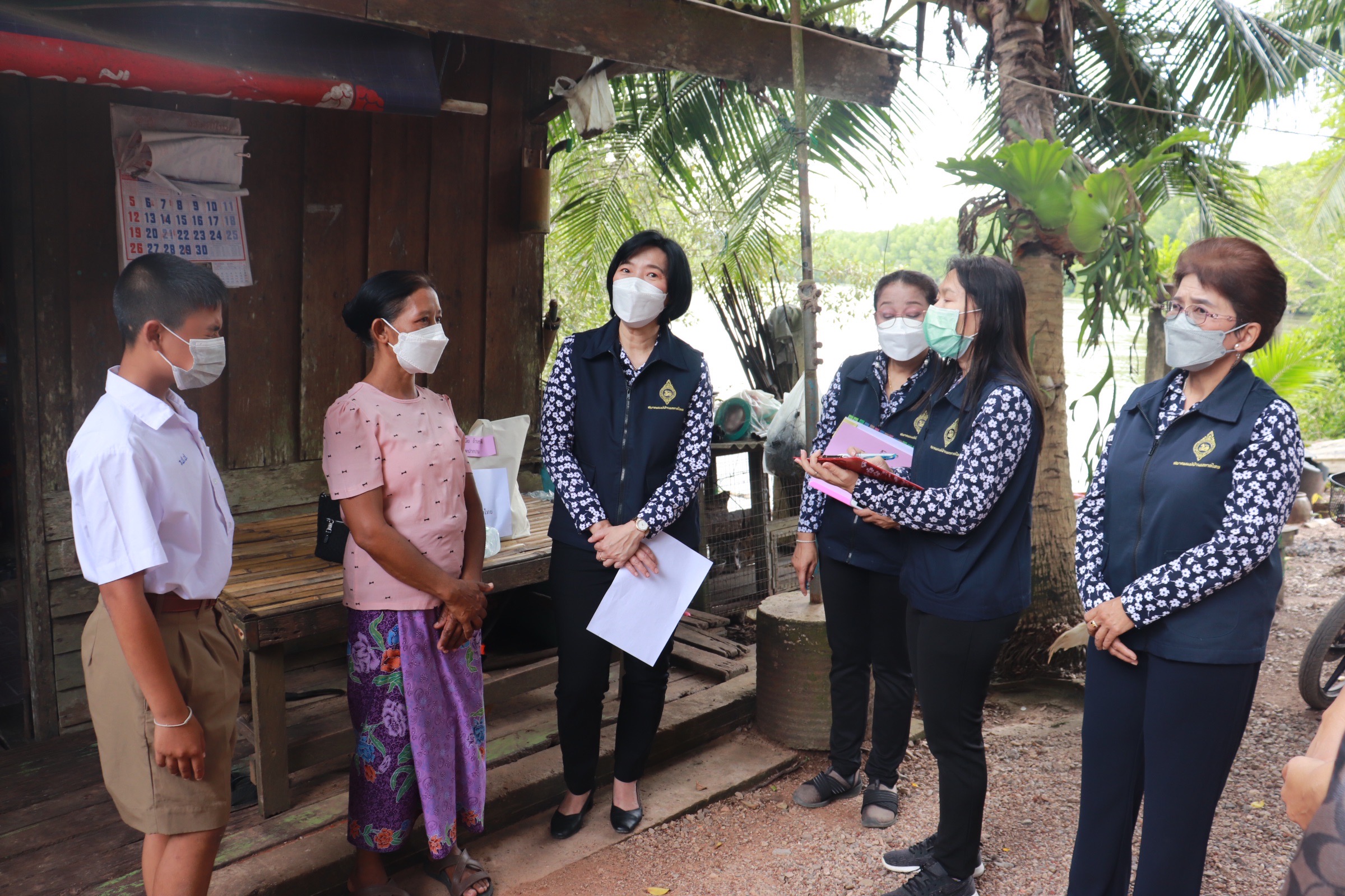 แม่บ้านมหาดไทยตรังลงพื้นที่เยี่ยมเยาวชนทุนมูลนิธิร่วมจิตต์น้อมเกล้าฯ