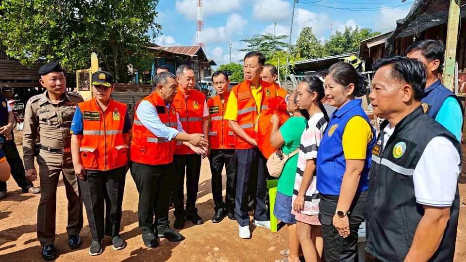 "รมช.มหาดไทย" ลงพื้นที่อุตรดิตถ์ ให้กำลังใจผู้ประสบภัยน้ำท่วม มอบถุงยังชีพ–เร่งฟื้นฟูบ้านเรือน