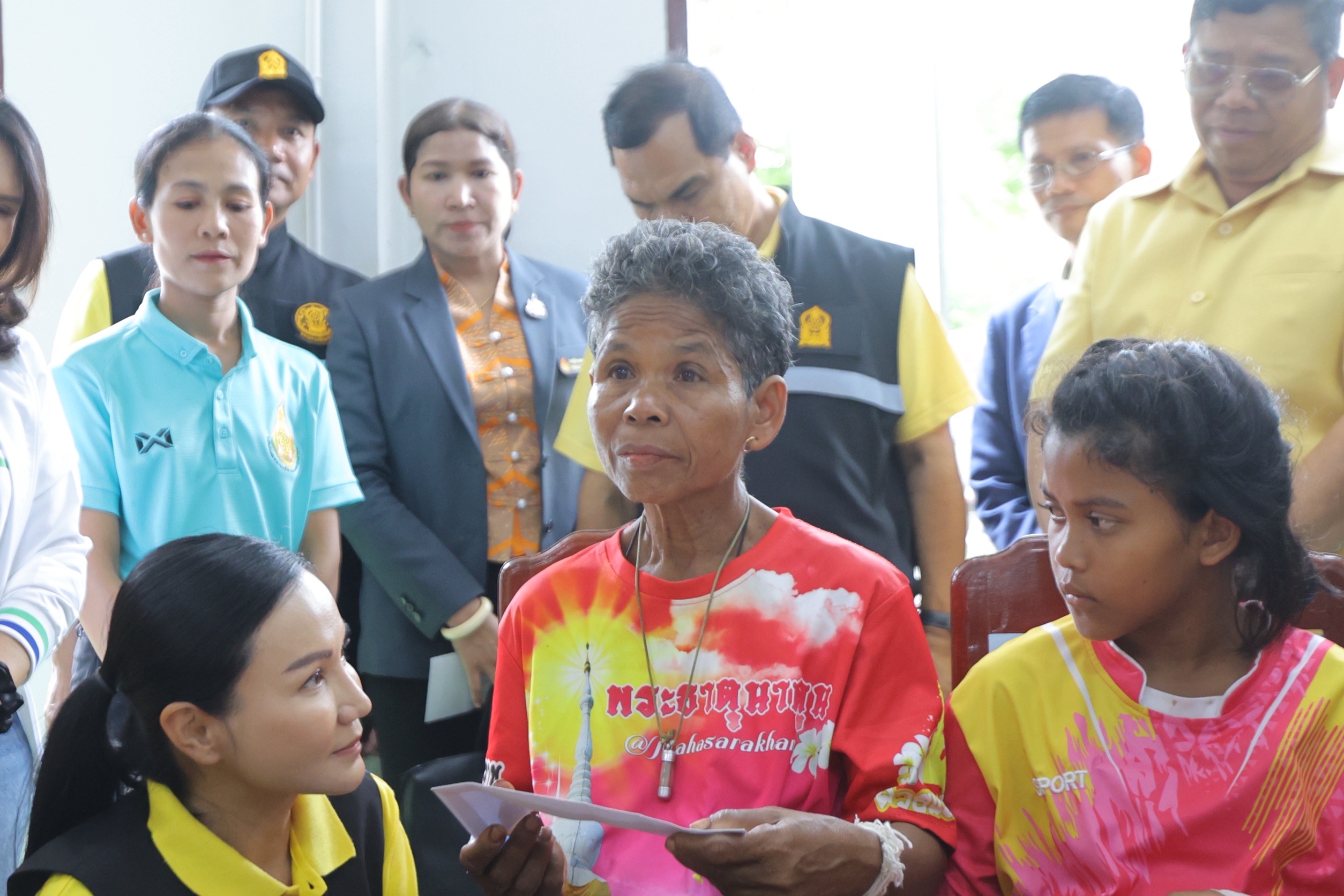 "รมว.นฤมล" ลงพื้นที่เยี่ยม "ยายสะทน" เหยื่อเหตุระเบิดชายแดนไทย–กัมพูชา จับมือ "มูลนิธิธรรมนัสฯ"  สร้างบ้านใหม่ มอบรถไถ รถมอเตอร์ไซค์