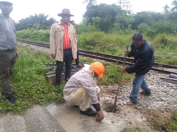 รฟท.ปิดทางตัดรถไฟจุดเสี่ยงสูงถาวรป้องกันอุบัติเหตุ ปชช.ใช้เป็นทางลัดผ่านในพื้นที่ อ.เจาะไอร้อง 
