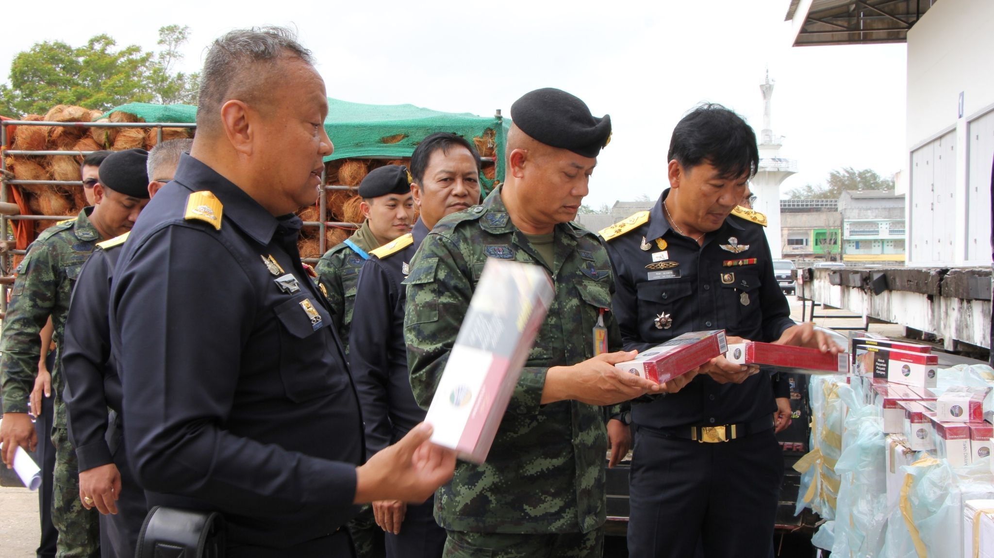 ศุลกากรตากใบบูรณาการร่วมกับหน่วยเฉพาะกิจนราธิวาส และสรรพสามิตพื้นที่ 3 เดือน จับกุมสินค้าเลี่ยงภาษีมูลค่ามากกว่า 22 ล้าน