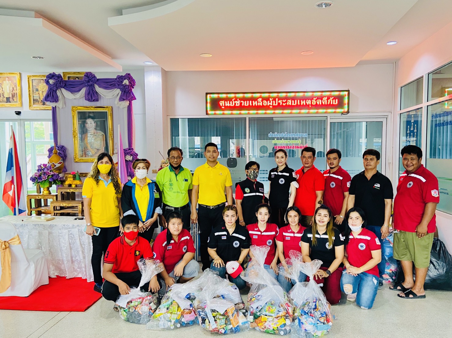 ประธานสโมสรฟุตบอลอโยธยายูไนเต็ดอะคาเดมี(บางซ้าย)ช่วยผู้ประสบอัคคีภัย
