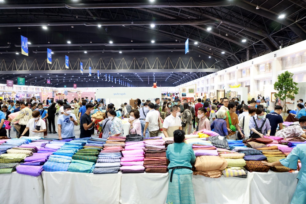 “พช.” ปลื้มคนกรุงแห่ช้อปของขวัญวันแม่ ดันยอดขายสินค้างาน OTOP ศิลปาชีพ กวาดรายได้ถล่ม 73 ล้าน