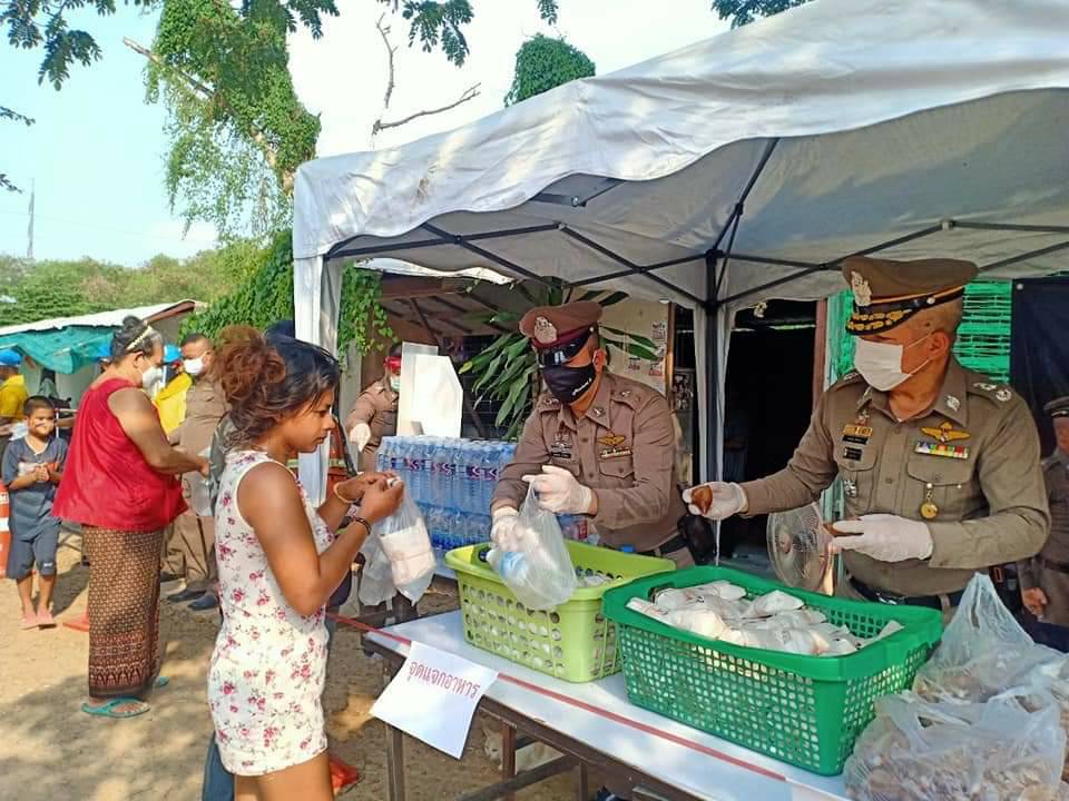 โรงพักมีนบุรี บริการเป็นธรรม-ตั้งตู้ปันสุข แจกอาหารชาวบ้าน
