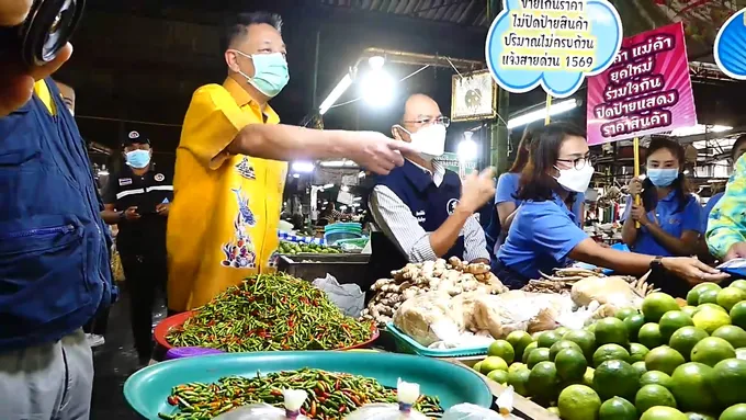 พ่อเมืองชุมพรตรวจตลาดสดติดตามราคาสินค้า