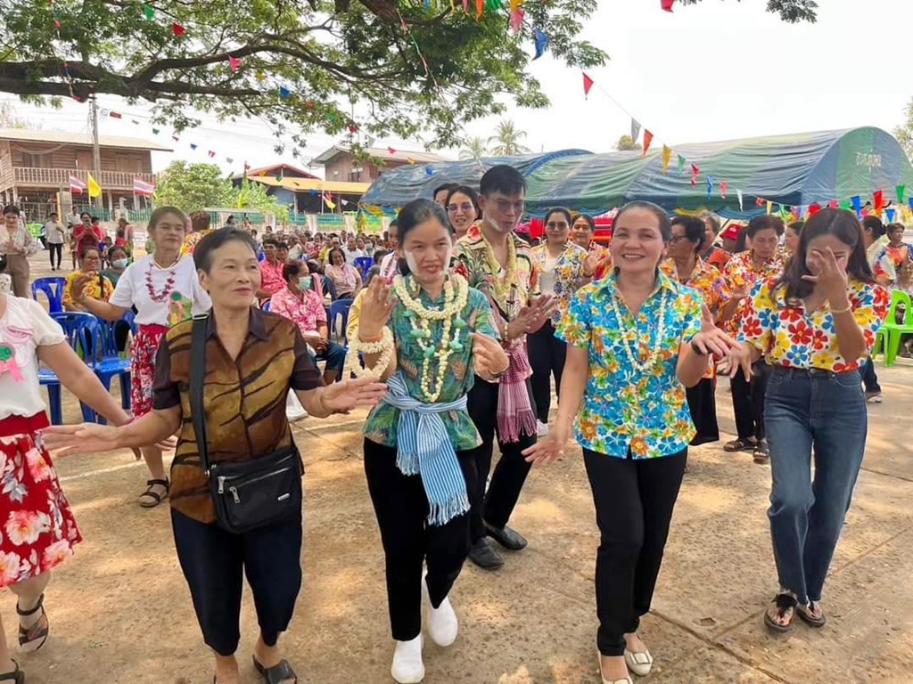 "สส.สุภาพร" เดินสายร่วมกิจกรรมรดน้ำขอพรผู้สูงอายุ สืบสานประเพณีสงกรานต์ 2567 