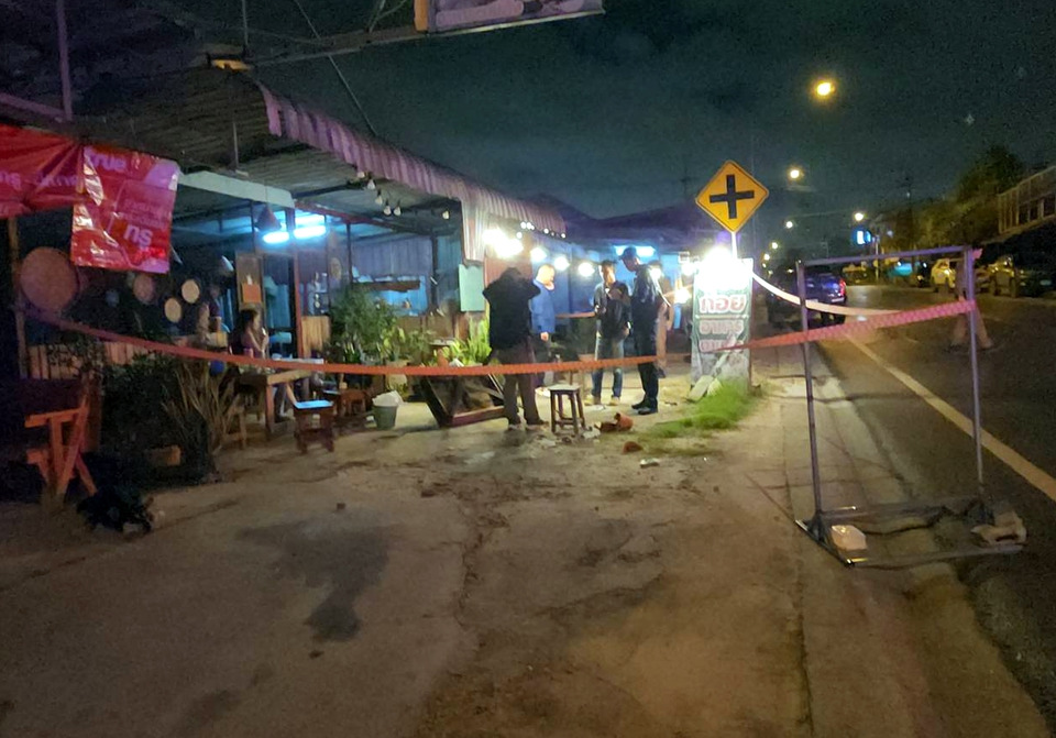 หนุ่ม 26 เบิ้ลเครื่องแค่ให้รถหลุดขอบถนน ถูกกลุ่มวัยรุ่นระยองรุมชกก่อนคว้าปืนยิงเสียชีวิต