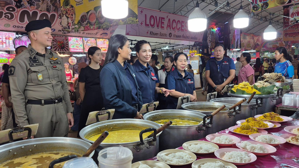 นายกเหล่ากาชาดสตูล บูรณาการพาณิชย์–สาธารณสุข ลุยตรวจร้านงานกาชาด คุมเข้มป้ายราคา–สุขอนามัย 