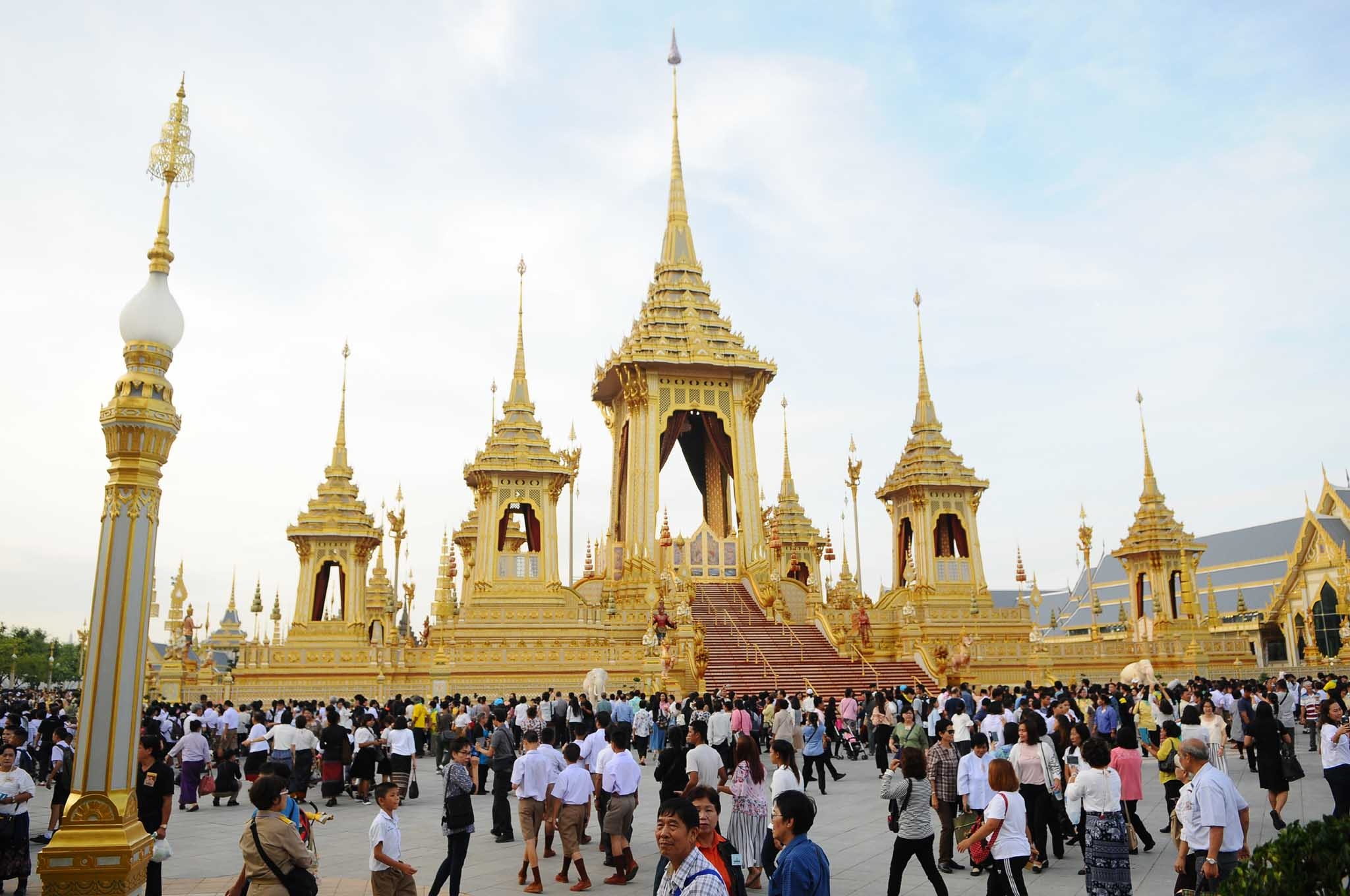 ปชช.เดินทางมาชมนิทรรศการงานพระราชพิธีถวายพระเพลิงพระบรมศพ 17 พ.ย.(ประมวลภาพ)