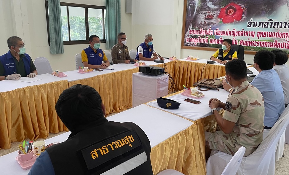 รองผู้ว่าฯสุราษฎร์ ลงพื้นที่จุดตรวจคัดกรองรอยต่อ จ.ชุมพร เน้นเฝ้าระวังผู้เดินทางจากพื้นที่ควบคุมสูงสุด เข้มงวด 