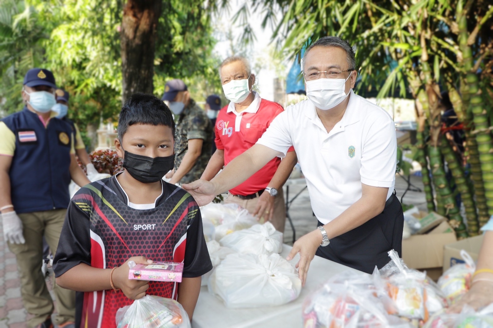 ผู้ว่าฯสุราษฎร์ เปิดจวน “ปันสุข” ควันหลงวันเด็กแห่งชาติ 2565 มอบของขวัญให้กับเด็กยากไร้ พร้อมมอบ “ถุงปันสุข” ให้แก่ผู้ได้รับผลกระทบจากโควิด-19