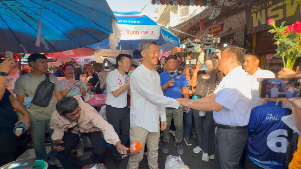 อยุธยาคึกคัก! “อนุทิน” ลุยตลาดเจ้าพรหม แม่ค้าลั่นเลือกแล้ว เจอธนาธรยิ้มจับมือ บอกไปคนละทางเสียงไม่ตีกัน
