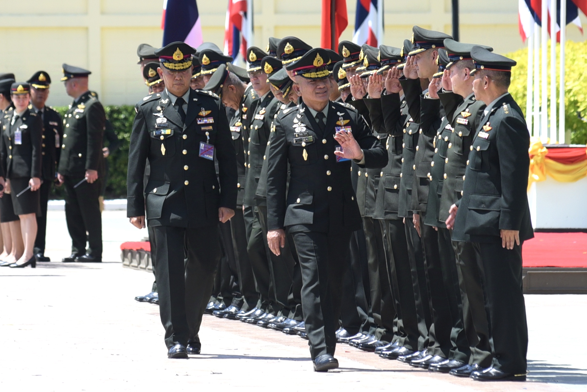"ทัพบก" จัดสวนสนามพิธีรับส่งมอบหน้าที่ ผบ.ทบ. "บิ๊กปู" ให้คำมั่น สานต่อความมั่นคง-สถาบันหลัก  "บิ๊กต่อ" ย้ำทุ่มเทภารกิจอย่างสมบูรณ์