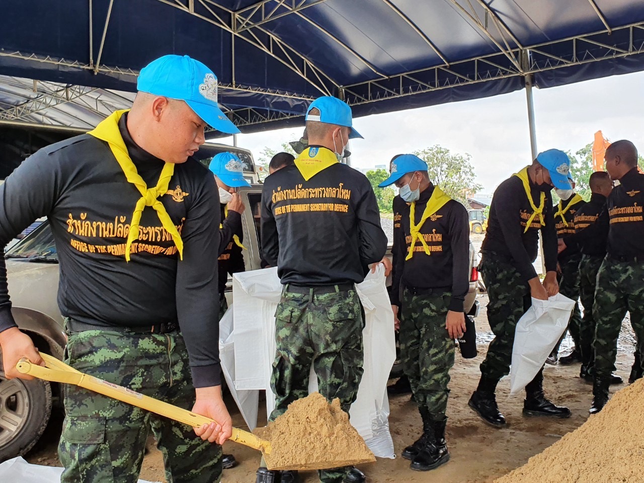 เทศบาลนครปากเกร็ด ร่วมกับสนง.ปลัดกลาโหม จัดกำลังพลบรรจุกระสอบทรายทำแนวเขื่อน เตรียมพร้อมช่วยเหลือปชช.ในชุมชน