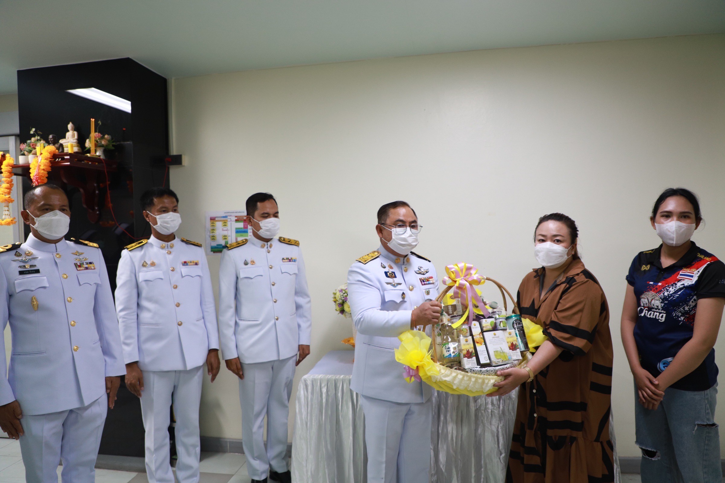 "ในหลวง" ทรงพระกรุณาโปรดเกล้าฯให้ รอง ผวจ.สงขลา เชิญดอกไม้และตะกร้าสิ่งของพระราชทานไปมอบแก่ เจ้าหน้าที่ที่ได้รับบาดเจ็บจากเหตุคนร้ายลอบวางระเบิด
