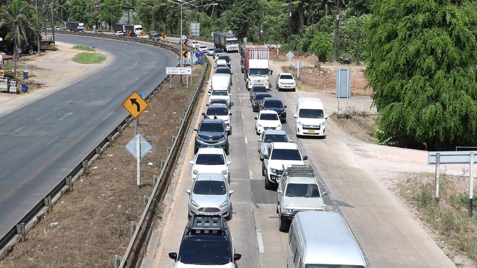 รถลงใต้แน่นชุมพร “แยกท่าแซะ” อืดหนัก ติดยาว 2-3 กม. แต่ยังไม่วิกฤต