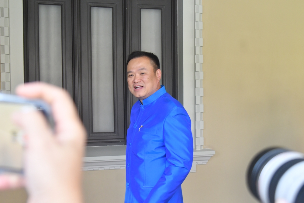 "อนุทิน" จี้ "ผบ.ตร" จัดการ "ม็อบทะลุวัง" บุกป่วนเพื่อไทย ชี้จนท.ต้องควบคุมสถานการณ์ 