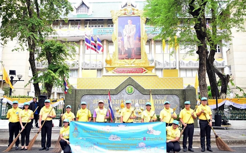 ปลัดเกษตรฯ นำทีมจิตอาสาร่วมใจทำความสะอาด-ปรับปรุงภูมิทัศน์ ถ.ราชดำเนินนอก เตรียมจัดนิทรรศการโครงการฯพระราชดำริ ตลอดเดือน ก.ค.-ธ.ค.67