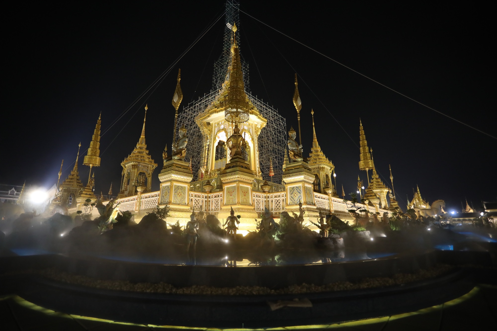 ธ สถิต ณ ทิพยสถาน | ภูมิสถาปัตยกรรมพระเมรุมาศ
