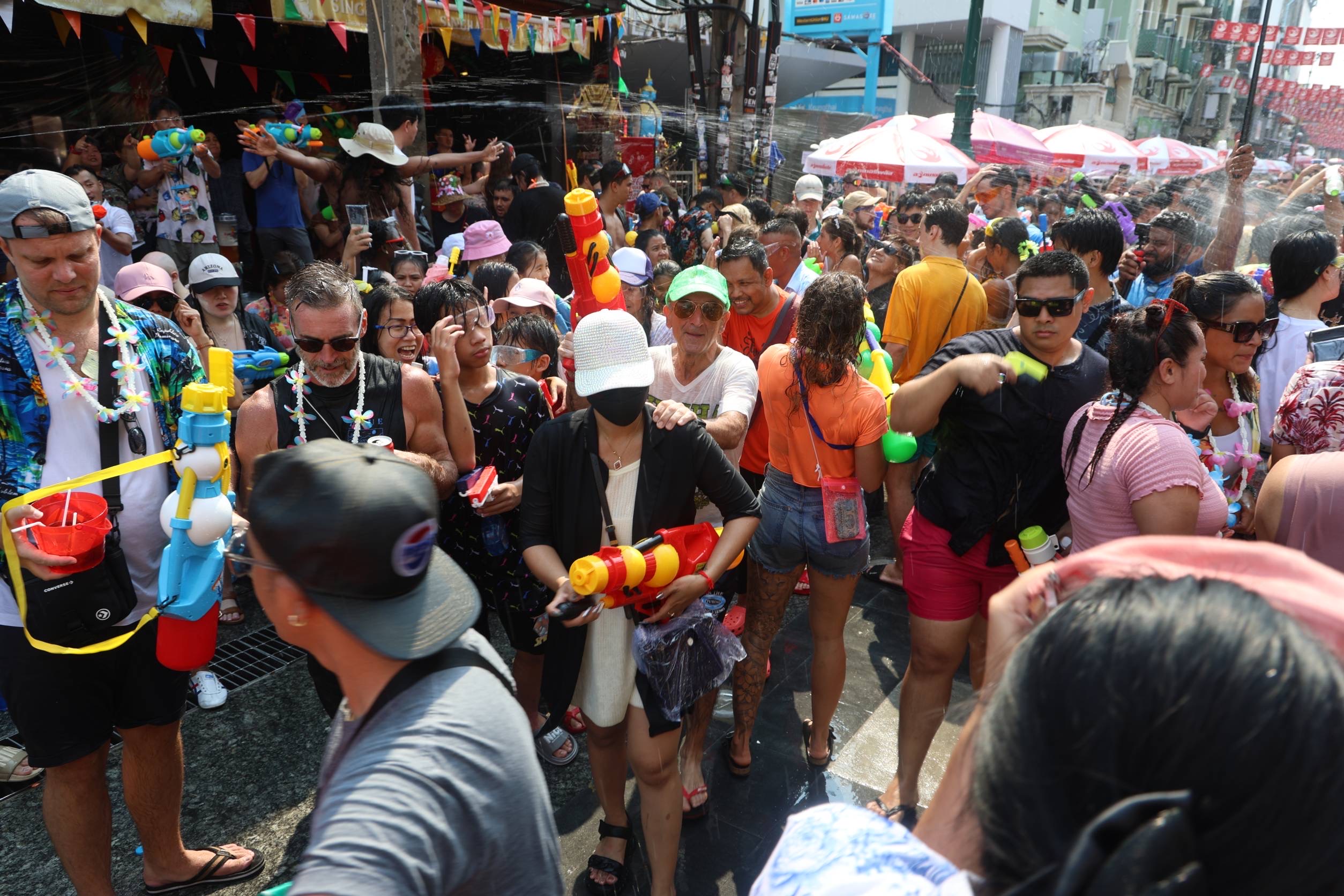 สงกรานต์ถนนข้าวสารคึกคัก นักท่องเที่ยวแห่เล่นน้ำสนุกสนาน (ประมวลภาพ)