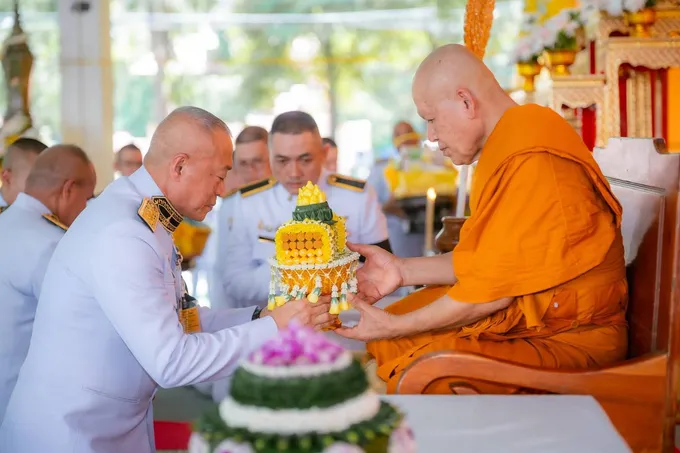 ปลื้มปีติล้นเกล้าฯ! ‘ในหลวง’ โปรดเกล้าฯ เชิญน้ำสรง–ผ้าไตรพระราชทาน ถวาย ‘พระพรหมวชิรธีรคุณ’ ฉลองอายุวัฒนมงคล ๗๐ ปี วัดพระนอนจักรสีห์ฯ