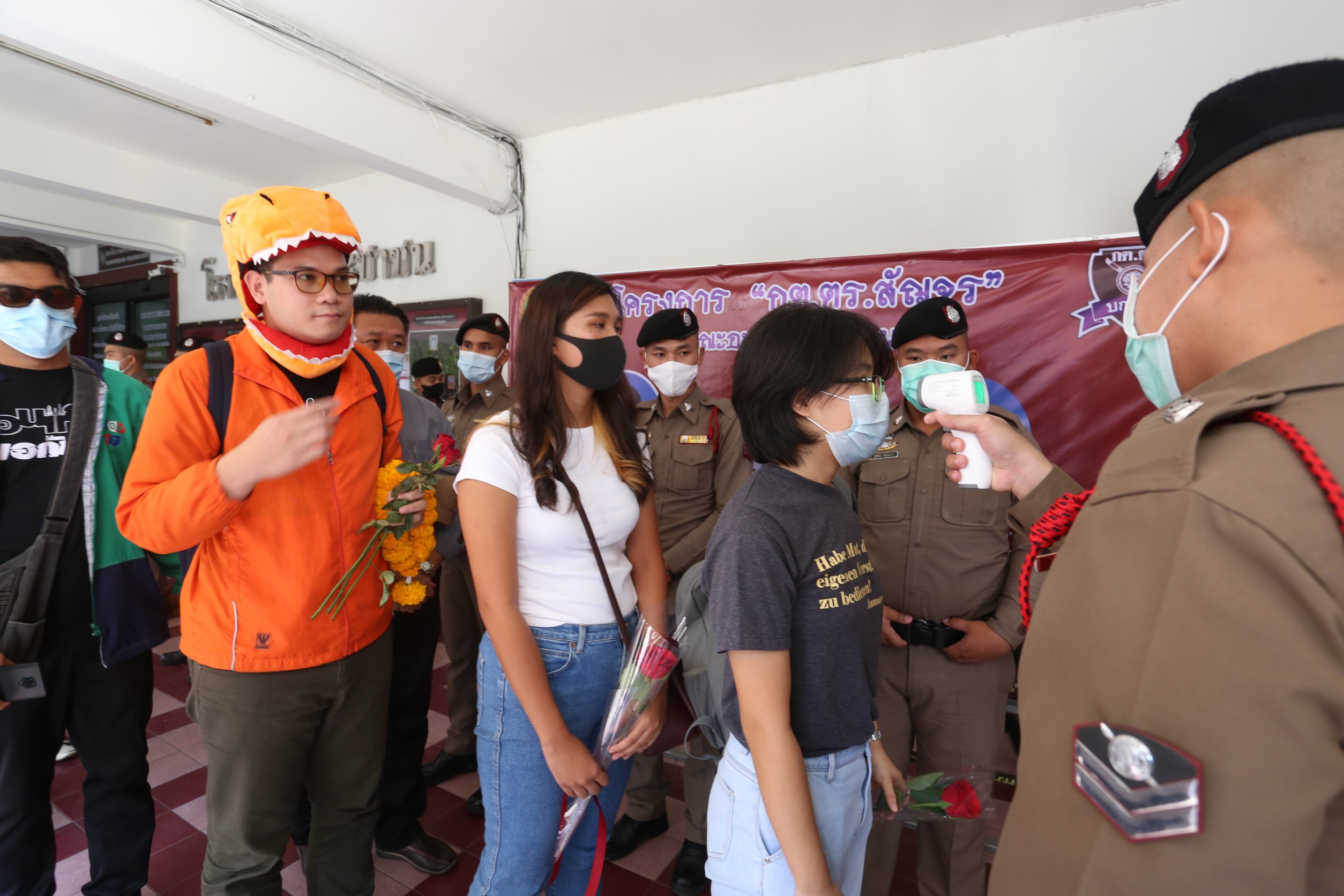 3 แกนนำคณะราษฎร เดินทางมารับทราบข้อกล่าวหาตามมาตรา 112 ในคดีชุมนุมหน้าสถานทูตเยอรมนี 
