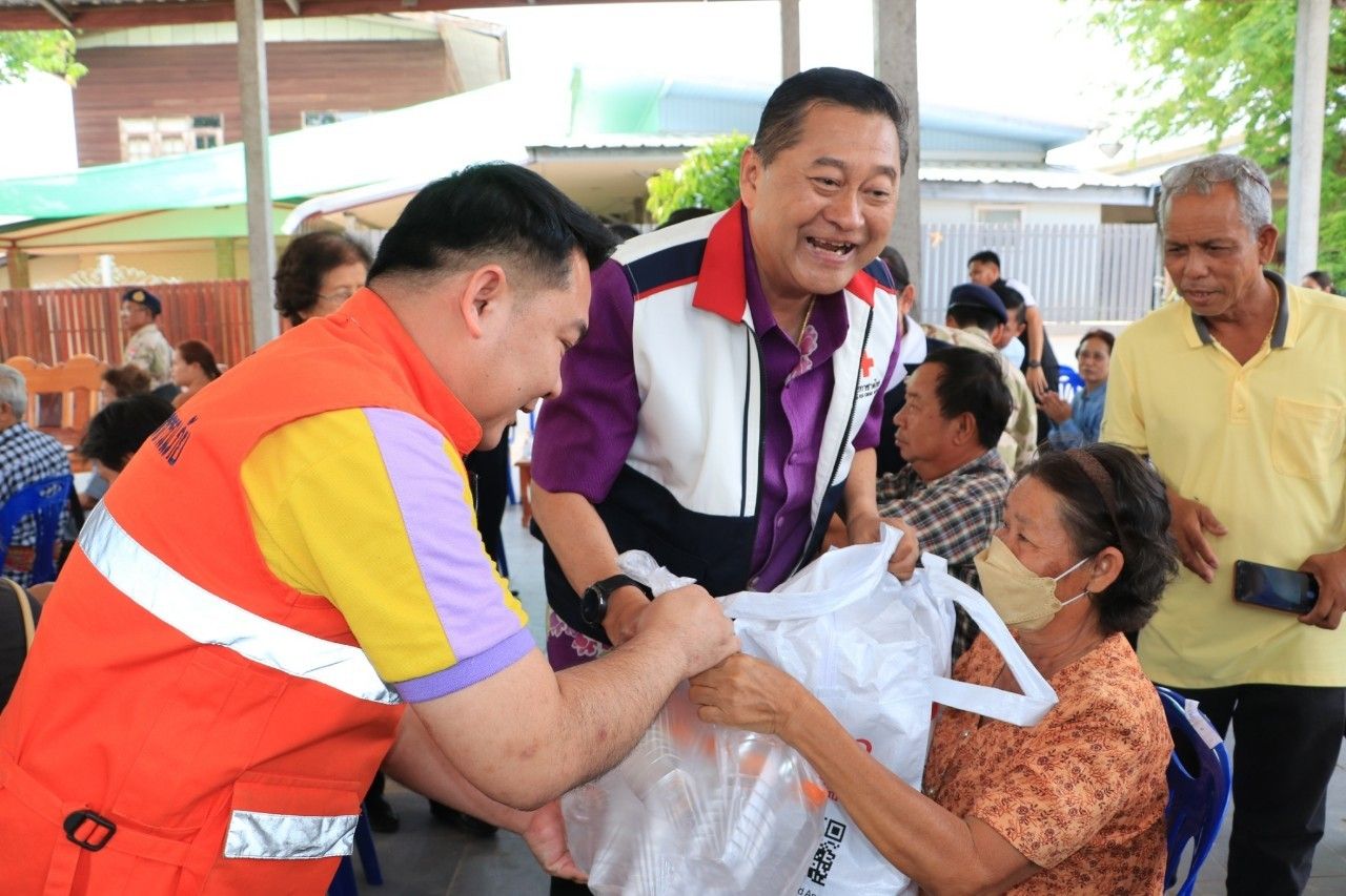 เหล่ากาชาดร้อยเอ็ดมอบชุดธารน้ำใจช่วยเหลือผู้ประสบวาตภัยในเขตพื้นอำเภอเมยวดี 