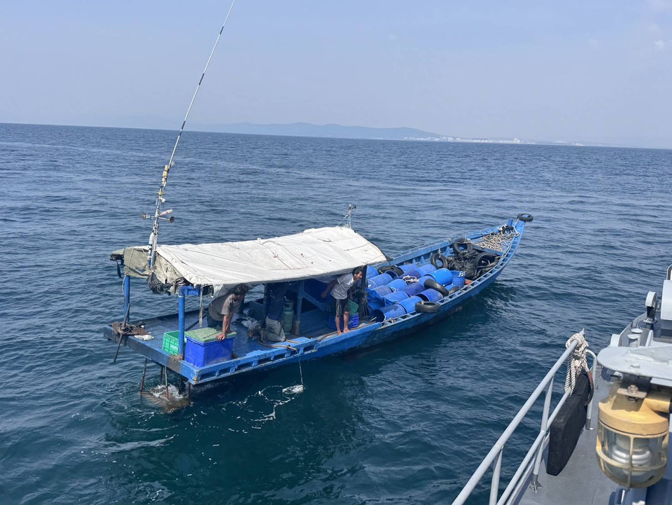 ทร.สกัดจับเรือประมงเขมรลอบเข้าเขตไทย ขนซีฟู้ดส่งต่อกลางทะเลตราด