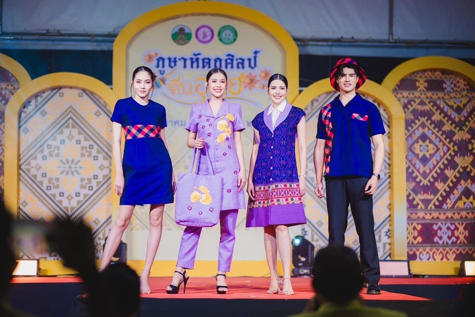 จากครูคณิตผู้แกะรอยลายผ้าโบราณ สู่เจ้าของแบรนด์ “สิริวรรณา” เปิดใจใช้ความรู้จากโครงการ “โรงเรียนผู้นำชุมชนประโยชน์สุข”
