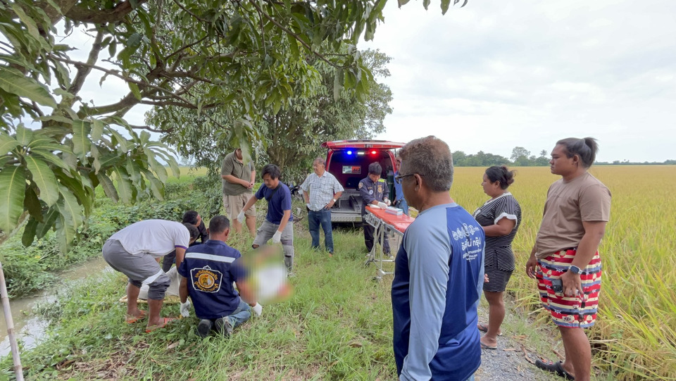 สลด!หนุ่มสุพรรณ เดินเก็บผักกลางทุ่งหวังทำกับข้าว เป็นลมหน้าทิ่มคูน้ำ จมน้ำดับ 
