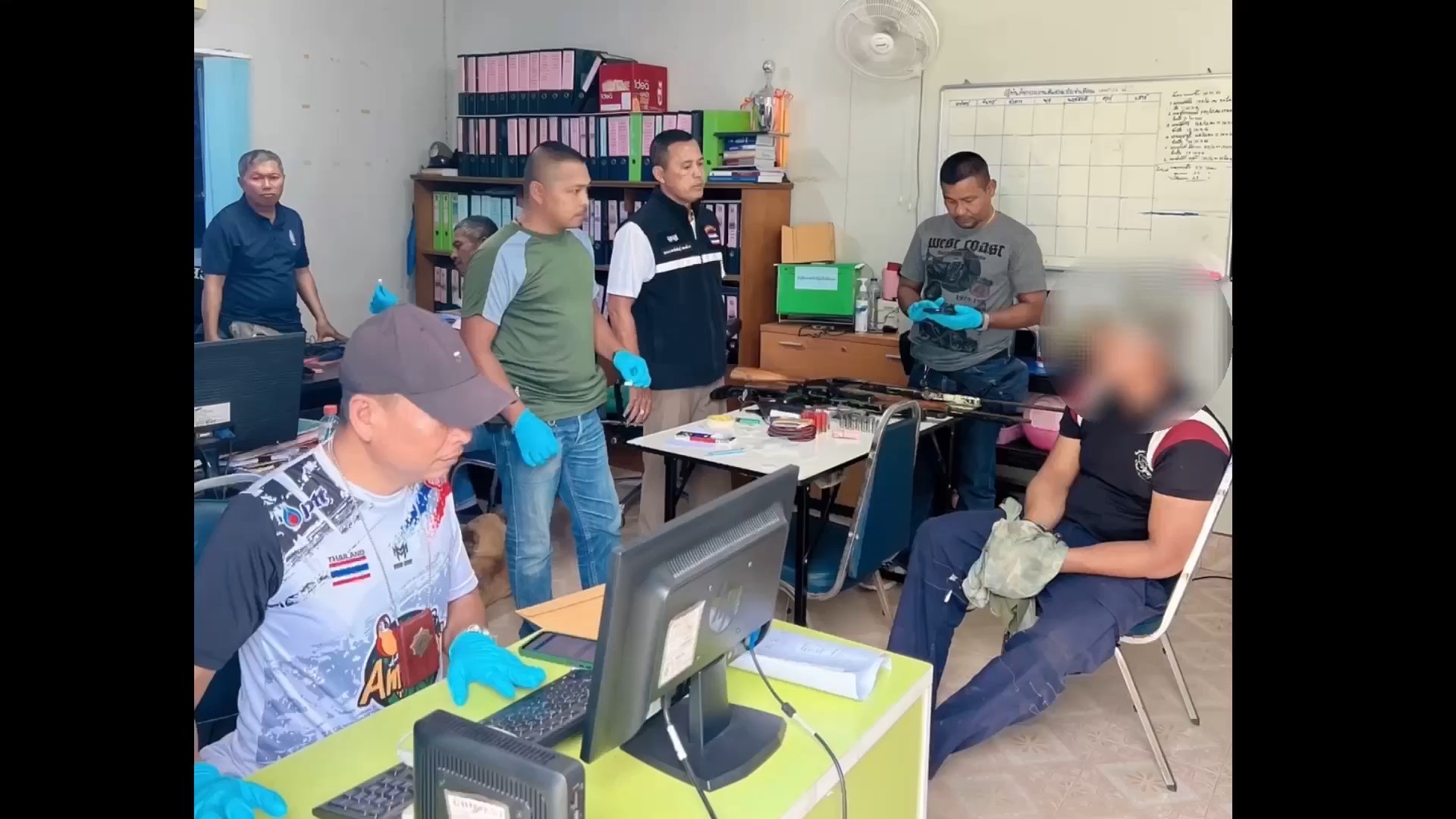 ตำรวจชุดสืบสวน สภ.บางกล่ำ จับกุมเจ้าหน้าที่เทศบาล อวดเบ่ง เสพ-ค้ายา สะสมอาวุธปืน และชอบยิงปืนขึ้นฟ้า