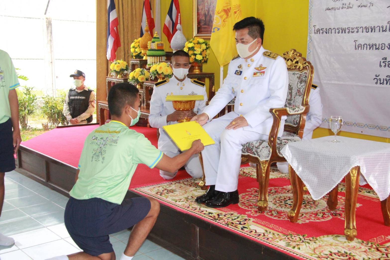 ในหลวงทรงโปรดเกล้าฯ​ให้ผู้ว่าฯ  เป็นผู้แทนพระองค์มอบประกาศนียบัตรแก่ผู้ผ่านฝึกอบรมในโครงการพระราชทาน โคก หนอง นา แห่งน้ำใจและความหวัง ที่เรือนจำกลางเชียงรายและเรือนจำเทิง