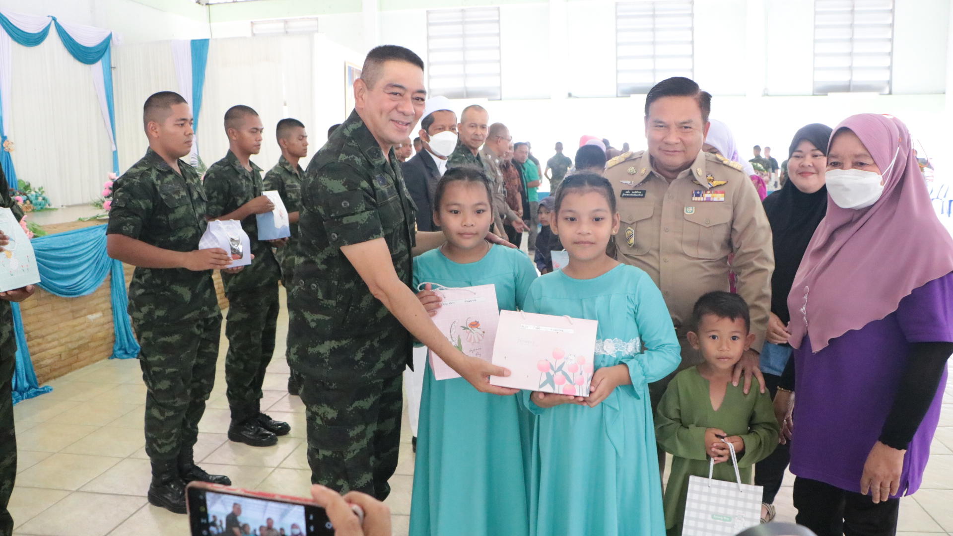 "แม่ทัพต้น"มอบชุดรายอให้เยาวชน พร้อมเผยเป็นชุดท้องถิ่นส่งเสริมอัตลักษณ์ 