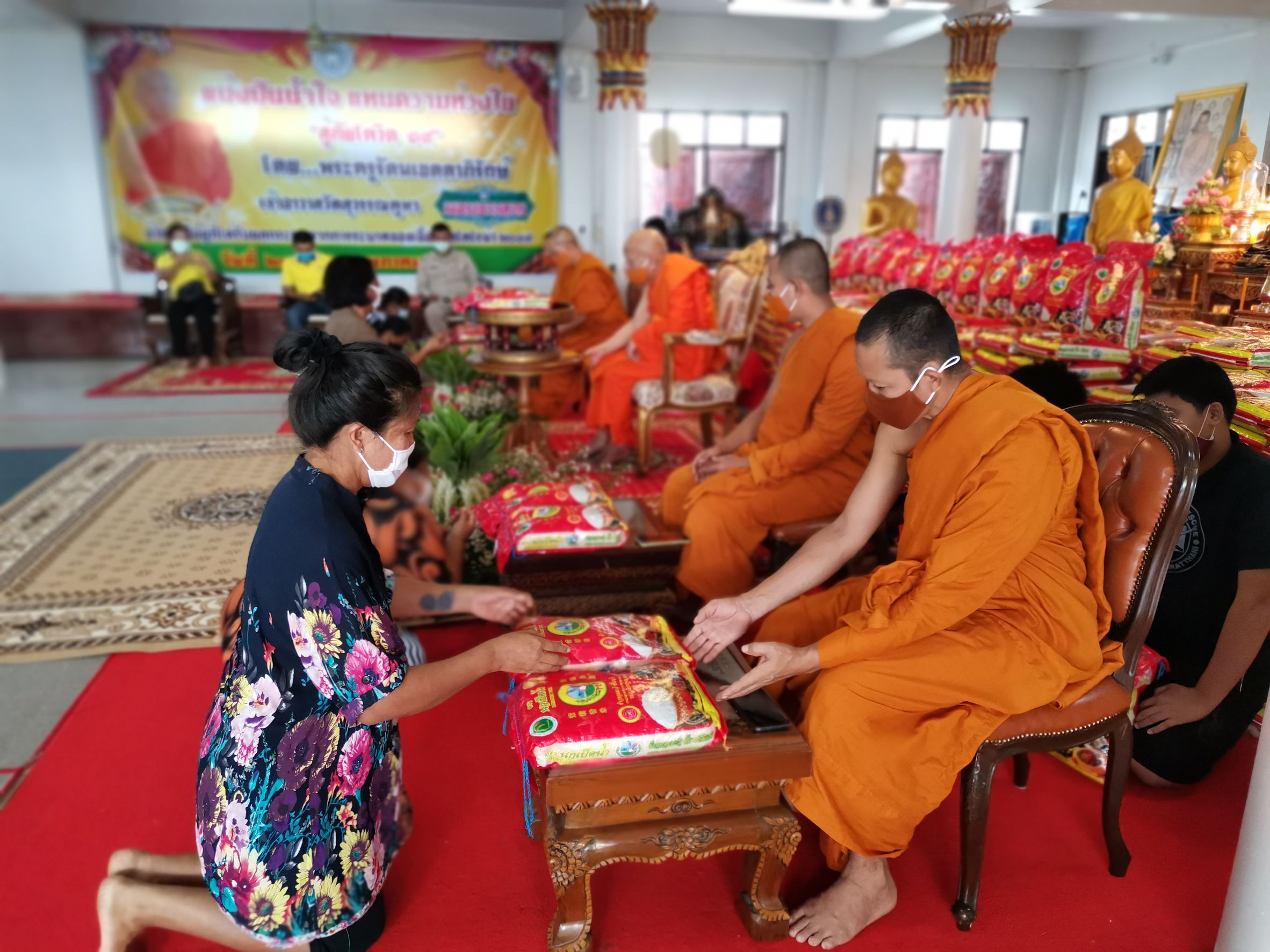 วัดสุวรรณคูหา แจกข้าวสารครอบครัวละ 2 ถุง บรรเทาความเดือดร้อนให้แก่ประชาชนที่ได้รับผลกระทบโควิด-19