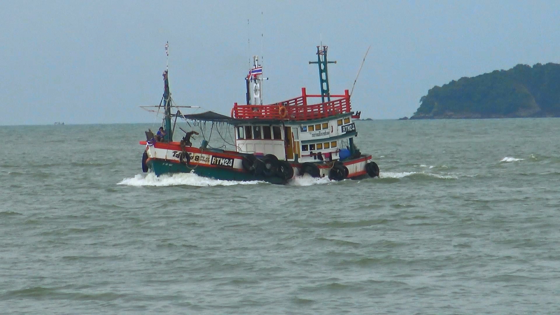 อุตุใต้เตือนคลื่นลมแรง2-4เมตร 25-28 ก.พ.เรือกลับเข้าฝั่งจอด