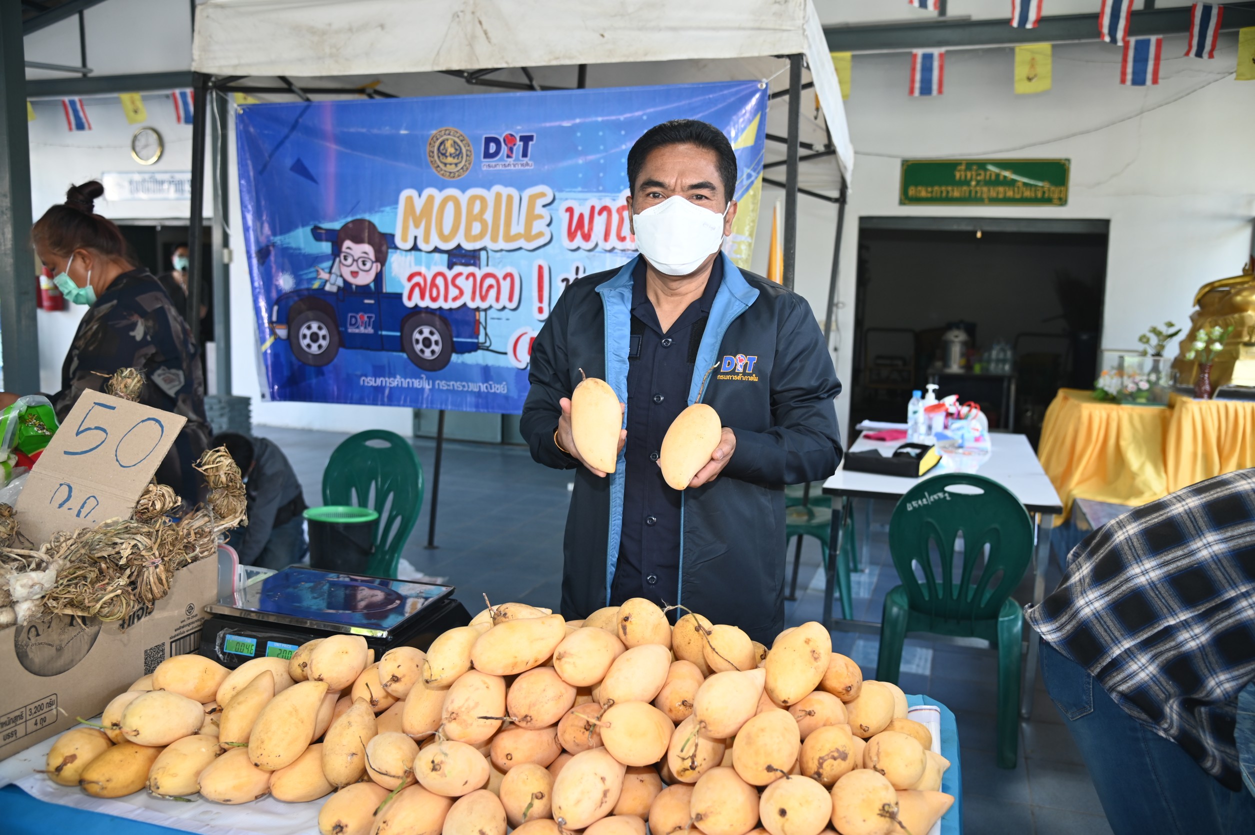 "พาณิชย์" ส่งรถโมบายขายสินค้าราคาประหยัดม ลดค่าครองชีพให้ปชช.