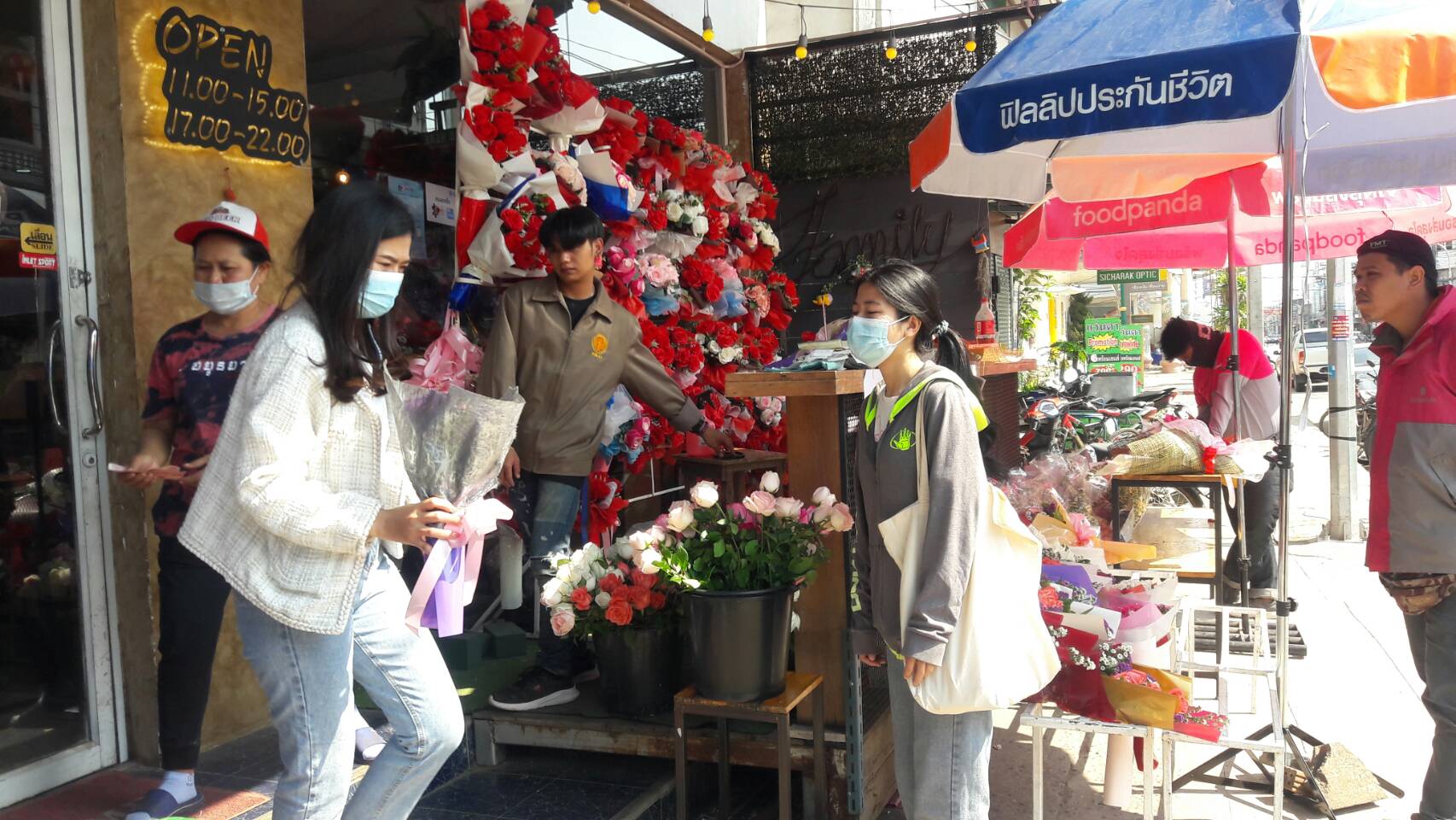 "พิษโควิด" ส่งผลถึง "วาเลนไทน์" ร้านดอกไม้เมืองหนองคายไม่คึกคัก กำลังซื้อลด ยอดขายตก 